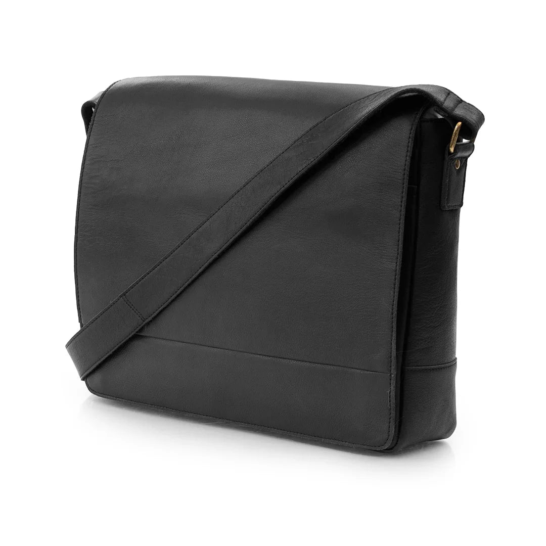 Messenger bag. Black Leather. With shoulder strap.