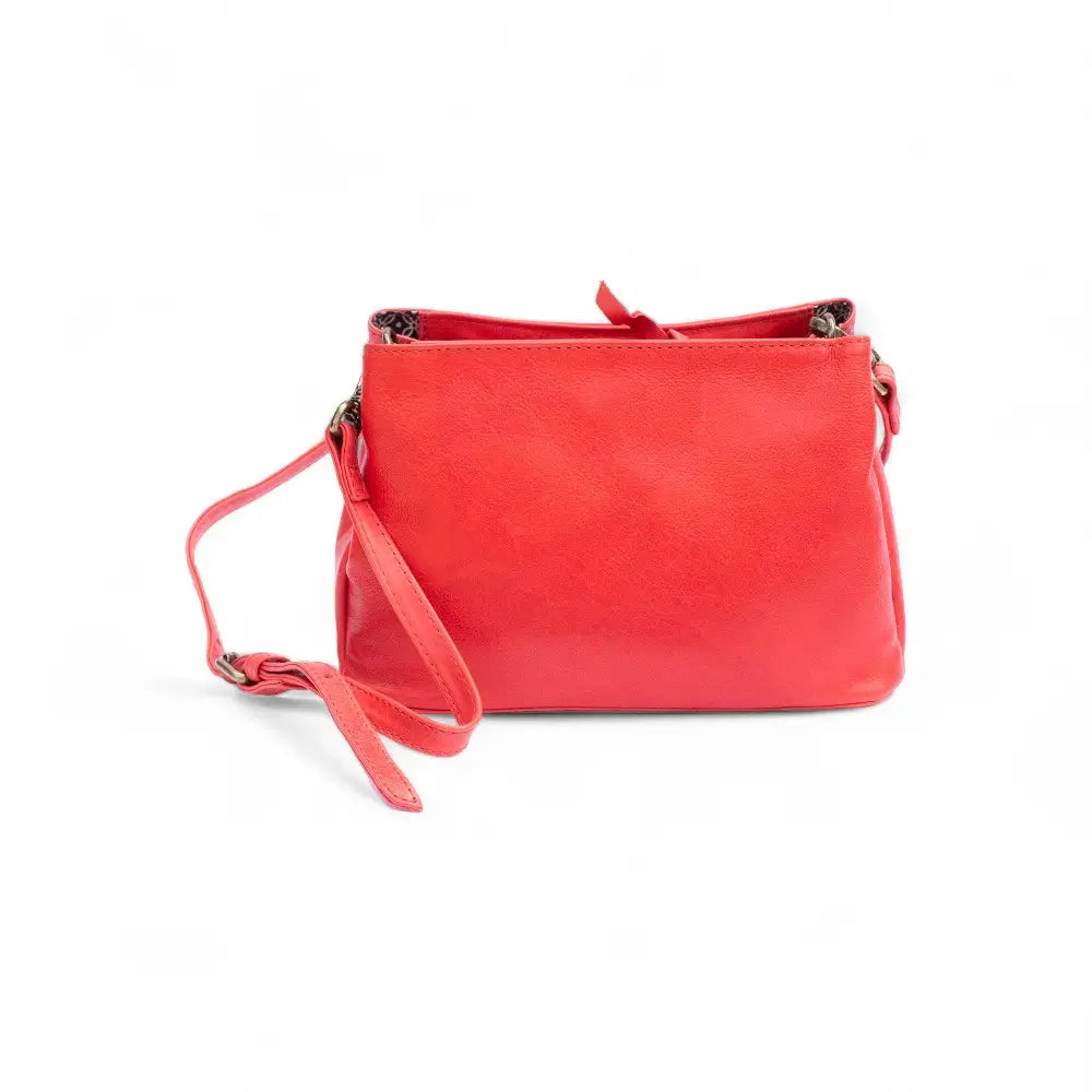 Front view of Washed Cancun Shoulder Bag María 1204 in red genuine leather