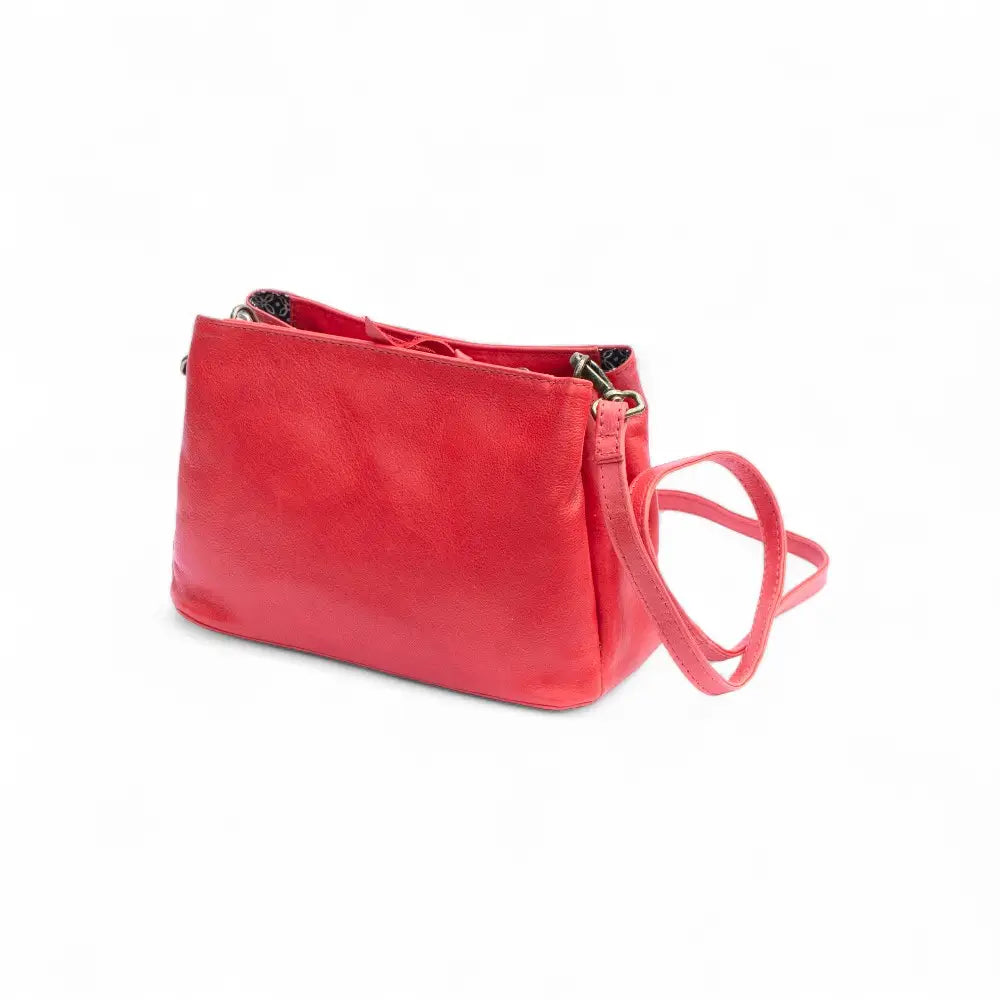 Back view of Washed Cancun Shoulder Bag María 1204 in red with smooth genuine leather finish