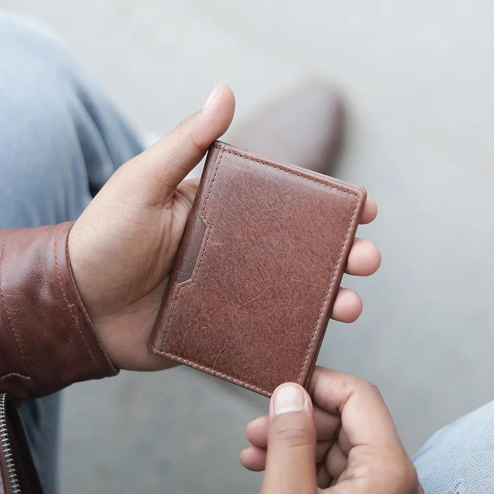 Brown credit cardholder for men - Alperto 4275. Compact leather cardholder with a distressed finish and RFID protection.