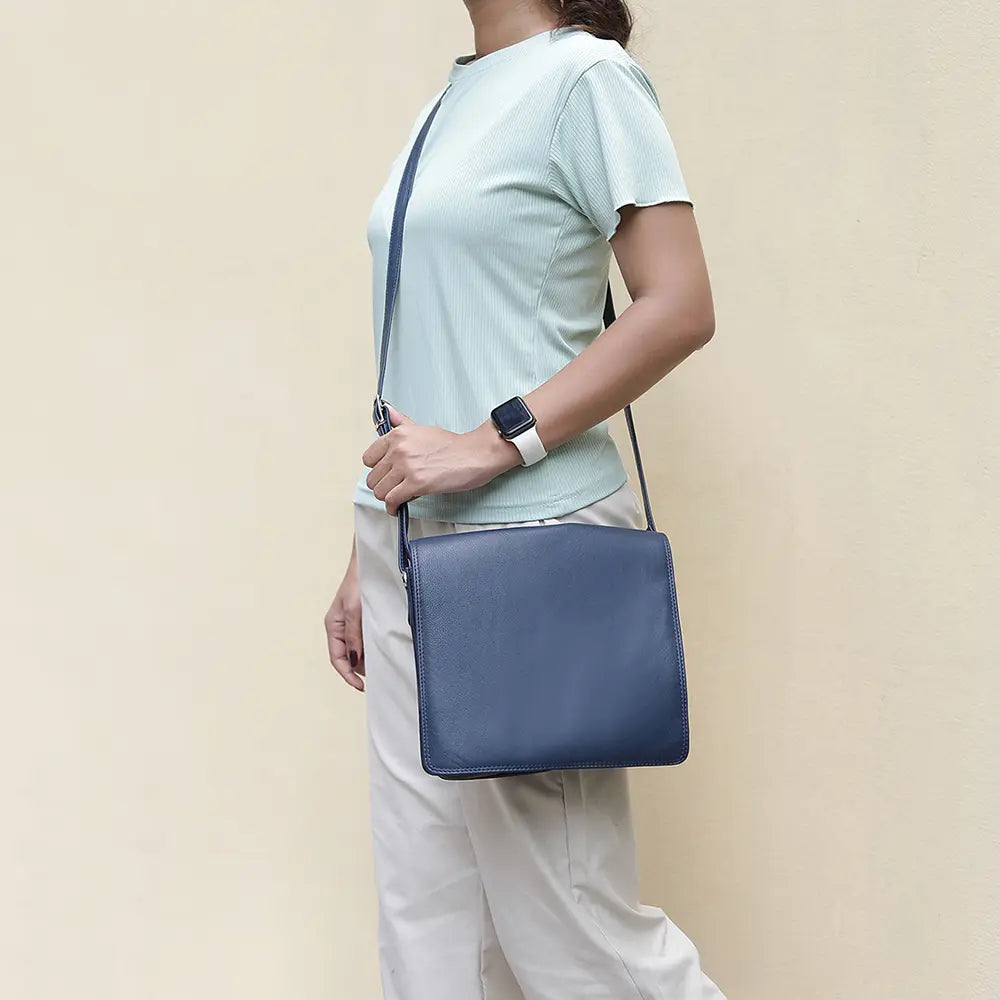 Lifestyle image showing a person carrying the Large Organiser Bag in navy leather.