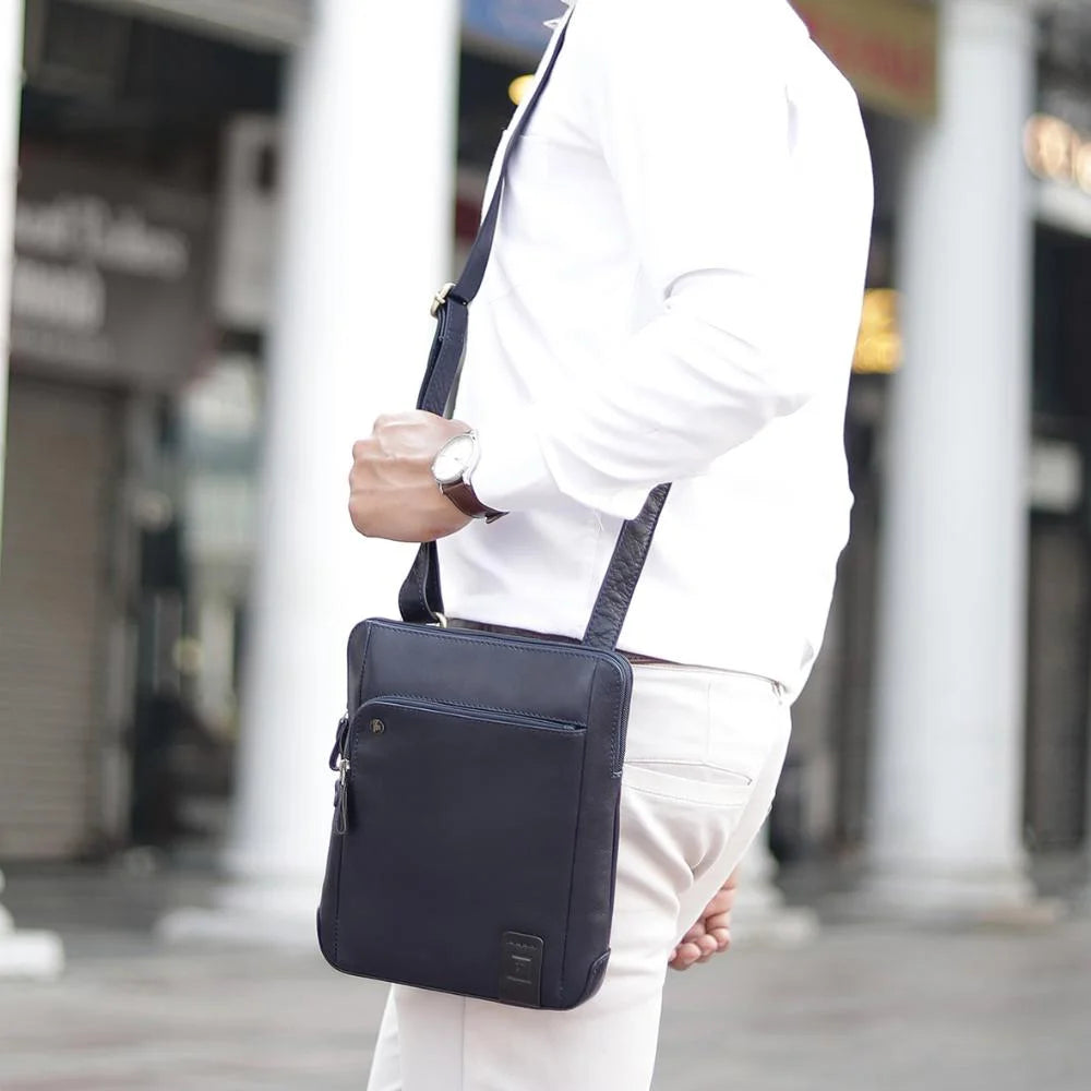 Medium Leather Messenger Bag – Tuscan 7353 Navy (2)