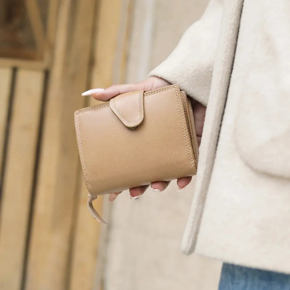 Person holding a sand wallet with a blurred background