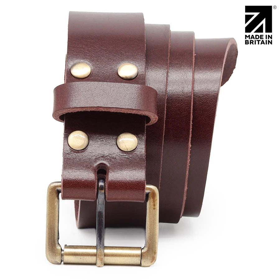 Brown men's leather belt with brass roller buckle, gloss finish and waxed
edges.