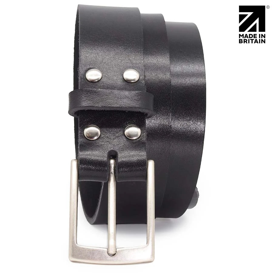 Premium black italian full grain leather belt crafted from leather sourced from
Italy.