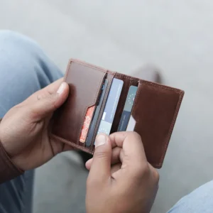 Close-up of front slip pocket on the Alperto 4275 cardholder in brown leather. Minimalist and practical design.